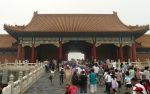 Brána oddělující nádvoří. Tady spousta Číňanů po rozpuštění na nádvoří zase houstne.
