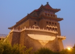 Brána Zhengyangmen (Brána Správného světla) leží na opačném konci náměstí Nebeského klidu než Zakázané město.