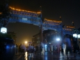 Čínská brána před vstupem do komerční turistické třídy.