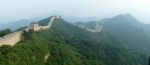 Panorama Čínské zdi vinoucí se po hřebeni