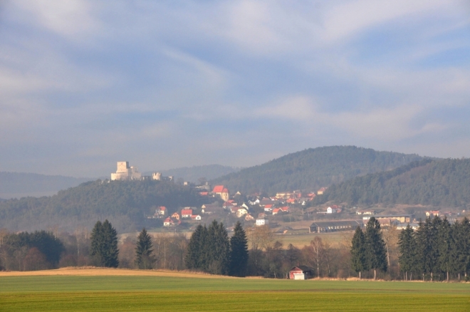 Největší hradní zřícenina v Čechách leží na vápencovém kopci nad stejnojmennou obcí. Jádro hradu vzniklo patrně na počátku 13. století ve formě strážní obytné věže. Hrad byl postaven na příhodném místě a jeho úkolem bylo chránit obchodní cestu spojující města Sušice a Horažďovice, a bohatá rýžoviště zlata podél řeky Otavy. Jeho nejstarší částí je mohutná hranolová věž s úzkým parkánem a venkovním hrazením. Na přelomu 14. a 15. století pak byly vybudovány další obytné a hospodářské budovy, přibylo též opevněné druhé předhradí. Jako poslední bylo vybudováno rozsáhlé dělostřelecké opevnění s baštami.