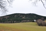 Borek (859 m n. m.) s kostelem sv. Máří Magdalény.