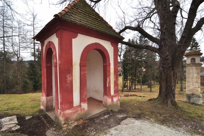 Kaplička nedaleko hradu oživuje volné prostranství.