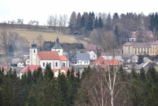 Velhartice od lyžařského areálu Veselice.