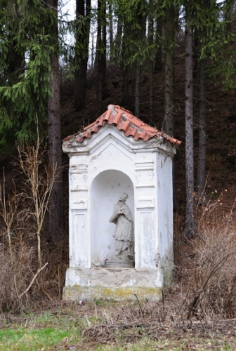 Od Božích muk za Ostružnou, nedaleko Kouklovny, překonáváme s obtížemi skalní práh ke kostelu sv. Máří Magdalény.Podíváme-li se do historie, zjistíme, že první Boží muka byla pravděpodobně dřevěná. Jednalo se především o 14. a začátek 15. století. Z této doby se však žádná nedochovala. Později od 15. století se již začínají tesat z kamene (v jižních Čechách ze žuly) a tento trend pokračuje až do období baroka, kdy bývá na horní partii umísťován železný kříž. Od poloviny 18. století můžeme též datovat první zděná a omítnutá Boží muka, i když některá mohou být i starší. (Wikipedie)