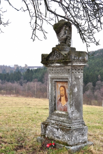 Za Božími muky, ještě nedaleko kostela,  jsem si vyměnil objektiv za širokáč... abych dodatečně zjistil, že všechny další fotky z něho jsou potemnělé a silně podexponované. Možná to byl trest za rušení klidu tohoto šerem prostoupeného místa.