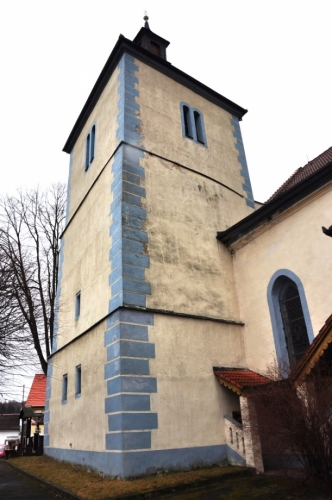 Kostel Narození Panny Marie. Jeho nejstaršími částmi jsou západní věž, západní a jižní stěna lodi, které pocházejí z doby okolo roku 1240. V první třetině 14. století byl postaven dnešní presbytář a zbylé obvodové zdi lodi. Velká přestavba proběhla počátkem 16. století a jejím výsledkem byla severní mohutná věž (na fotce) a asymetrické rozvržení obou částí dvojlodí.