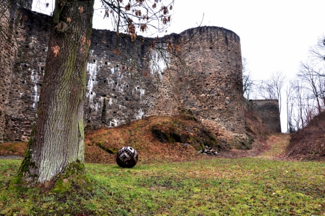 Zapomenutá obří dělová koule může být symbolem dobývání hradu, stejně tak připomínkou na Švanderlíkovu knihu Černí baroni. Ostatně i dnes z podhradí slyšíme neustále střelbu.