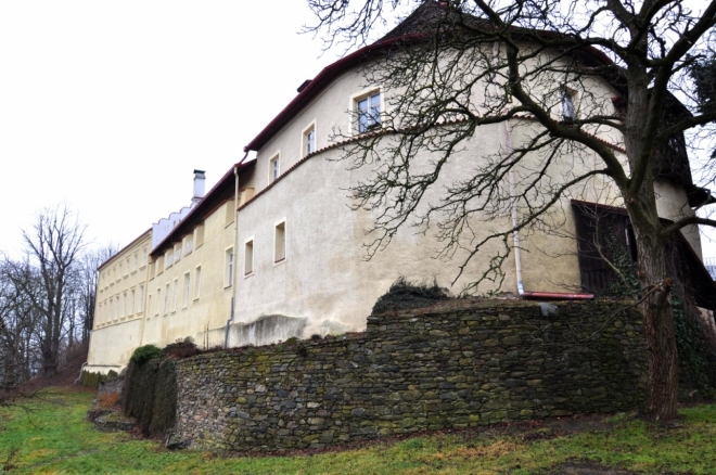 V 19. století na jihu zasypán příkop, podél vnějšího opevnění vyzdvižen zámek v historizujícím slohu (po 1832, hrabě Stadion-Thannhausen) a hradní ruina romanticky upravena. Za dalšího majitele V. Veitha zámek dekorativně vyzdoben J. Navrátilem.