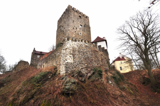 V období 14. a 15. století se na Klenové vystřídalo několik generací pánů z Klenového a Janovic. Za vlády Lucemburků předpokládáme intenzivní stavební činnost, zejména v severovýchodní části horního hradu nad zachovanými sklepy. Do té doby lze klást parkánový ochoz kolem celého hradu, který musel být na severní straně založen na klenutých obloucích, dodnes patrných z pohledu od hradního příkopu.