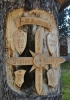 Hezké řezbářské dílo slouží jako rozcestník pro pocestné. Čertava hora je i našim prvním cílem.
