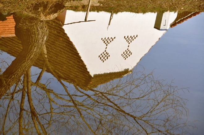 První zmínka o obci pochází z roku 1323, ta se ale týká jen Dolního Ostrovce, Horní vznikl až v 17. století. Zprvu ves patřila pod majetek zvíkovského hradu. Později v 16. století přešla pod správu cerhonického statku. Po konfiskaci, po Bílé Hoře, připadla ves císařskému generálu Baltazaru de Marradasovi. V 17. století ves zpustla, třicetiletá válka ji silně poznamenala. V 18. století byla část vsi (Horní Ostrovec) odprodána městu Písek. Dolní Ostrovec byl nadále spravován z cerhonického statku. (upraveno z Wikipedie)