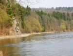 Jedna skála sestupuje až k hladině Vltavy a kvůli ní se musela zvednout vodou Hněvkovické přehrady zatopená původní vorařská cesta, která tudy vedla.
