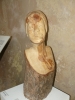 Jedna z dřevěných soch v tunelu