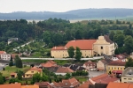 Barokní klášter.Matěj Jiří Kapeta (nar. r. 1598), dačický měsťan, bohatý soukeník, mecenáš dačického pšitálu a primátor města Dačic, byl významným podporovatelem katolické víry. Dlouhou dobu se zabýval myšlenkou zavést do města řád františkánů, což byl výraz jeho barokní zbožnosti, a pro tento účel postavit klášter. V roce 1659 přišli do Dačic první dva řádoví bratři. Klášter byl postaven v letech 1660 – 1664. Stavba pochází z období raného baroka. Od roku 1998 patří klášter Řádu bosých karmelitek, které jej trvale obývají, proto klášter není přístupný veřejnosti.