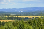 A na vrcholu zase velmi pékný rozhled k západu. To, co je vidět na snímku proto zřejmě nemůže být Landštejn, protože ten leží od nás směrem na jih.