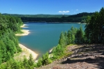 Landštejnská přehrada je díky umístění do lůna lesů jedinečnou. Škoda, že si v ní nesmíte smočit ani malíček. Ale to se, na rozdíl od jiných zákonů o ochraně přírody, dá ještě pochopit. 