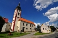 Nová Bystřice leží na jihozápadním okraji České Kanady a díky úzkokolejce z Jindřichova Hradce je tak jednou z jejích bran. I naše minulé vandrivání začalo právě zde. Povídání o něm a hlavně hojnost fotek, najdete v archívu na webu Šlápot.