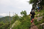 Vystupujeme nad mohutnou terasu. Zde se poprvé otevřou pohledy do údolí pod námi i daleké obzory.