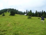 Na hřebínku je možné k přespání využít i útulnu a přespat na širokých dřevěných lavicích. Uvnitř je ale ohniště, prach a nevlídno.