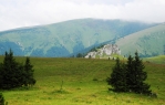 Kral'ova skala není nejvyšším vrcholkem v okolí, ale je na pohled výrazná a atraktivní.