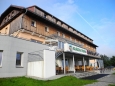 Nahoře drahý hotel a nepřístupnou restaurací, dole bufet a pokoje po osmi pro tuláky a nemajetné.