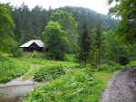 Hájenky, kde lze nouzově pohodlně přespat na verandě, nebo v nedalekém přístřešku na půdě. Tedy pokud domácí nebudou doma.