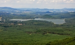 Máchovo jezero, v pozadí vrch Šroubený (375 m n. m.).