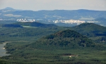Česká Lípa. V popředí Borný (446 m n. m.), za ním Dub (458 m n. m.) a v pozadí Růžovský vrch (619 m n. m.) v Českém Švýcarsku.