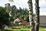 Nad Jestřebím ční dvouvrcholový pískovcový suk, který na svém temenu nese zbytky hrádku.