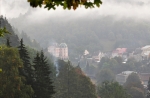 Bečovský zámek láká k prohlídce. Spolu se sousedním hradem tvoří dominantu obce. 