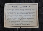Penzion U Jakuba vykazuje méně komfortu a o to více historie. Uvnitř je starobylé schodiště se zábradlím, po kterém stoupáme do pokoje č. 8 až pod krov. 