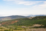 Vzadu vystupuje hřeben Křemelné (1 125 m n. m.).