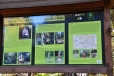 O obnovené křížové cestě, kapli a jedné ze starých pověstí si čteme na informační tabuli. Ta je umístěna na značené turistické stezce, ale vzhůru již vedou jen malé šipky. 
