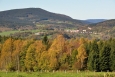 Z louky u bývalé osady Ktiška je v dohledu celý Libín (1 093 m n. m.) a Chroboly. Tisícových vrcholů odsud vidíme hned několik. 