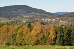 Z louky u bývalé osady Ktiška je v dohledu celý Libín (1 093 m n. m.) a Chroboly. Tisícových vrcholů odsud vidíme hned několik. 