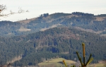 Knížecí stolec je nově zakreslen v mapách s výškou 1 236 m n.m. Je to po opravě původně zmiňované kóty 1 226 m n. m., kdy by byl sousední vrchol Lysé (1 228 m n. m.) o 2 m vyšší. Tak se o tom zmiňuji i v předešlých článcích na Šlápotech. Dle nových zjištění je však vrcholová skála o cca 10 m vyšší než bylo psáno. Atraktivní vrcholek s rozhlednou je tedy po zásluze nejvyšší horou Želnavské hornatiny.