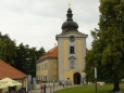 Samotná bývalá tvrz předělaná na zámek