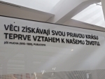 Citát na zdi muzea