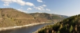 Pohled na údolí Vltavy z hráze Orlické přehrady.