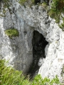 Jeskyně u cesty (jde asi o Wildfrauenhöhle označenou na mapě). Jestlipak je to ta, v níž se skrývaly ty ženy?