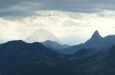 Zlověstná a podmračená krajina a osvícený vrchol Grimmingu jako symbol naděje, že mraky zase přejdou.