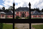 Lovecký zámeček je často označován za střechu Evropy, protože stojí přesně na rozvodí Labe a Dunaje. Ve 2. pol. 18. století jej nechal postavit Filip Kinský spolu s rozlehlou jelení oborou.