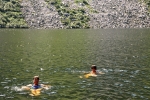 Ledovcové jezero je panujícími tropickými teplotami dobře prohřáté. Kdo si vzal plavky, hned skáče do hlubin jezera.
