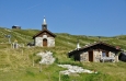 Kaplička dobře zapadá do alpské krajiny.
