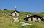 Kaplička dobře zapadá do alpské krajiny.