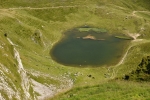 Jezero dole nás láká a nakonec po kratší úvaze k němu sestupuji se zlivskou Marií. Alespoň se dovím, co je nového v mém rodném městečku.