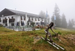 Nebude dlouho trvat a tento lyžník bude sjíždět jednu ze zdejších zasněžených sjezdovek.