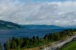 Ačkoliv podobné scenerie budou v příštích dnech naprosto běžné, nyní jsme krajinou zcela fascinováni. Na fotografii jezero Mjøsa.