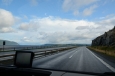Norové mají přísné dopravní předpisy (mimo obec maximálně 80 km/h, po dálnici 90 km/h, místy i závratných 110 km/h) a vysoké pokuty, a tak cesta okolo jezera Mjøsa moc neubíhá. Buďme ovšem rádi, že pořád ještě jedeme po dálnici, těch v Norsku moc není.